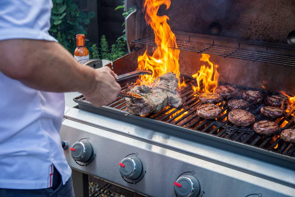 How to use a gas grill 1