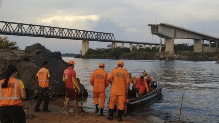 This handout photo released by tocantins fire department shows firefighters during a rescue operation after the juscelino kubitschek de oliveira bridge fell